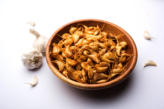 Garlic Fry or Tala Hua Lahsun in hindi, is a popular side dish or snacks from maharashtra, India