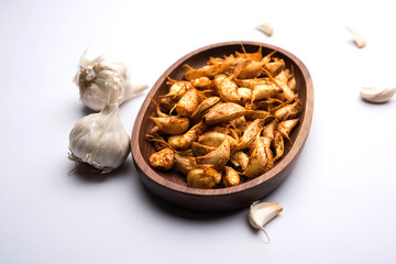 Garlic Fry or Tala Hua Lahsun in hindi, is a popular side dish or snacks from maharashtra, India