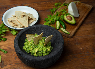 c Guacamole con totopos de maiz comida mexicana salsa picante de aguacate y chile