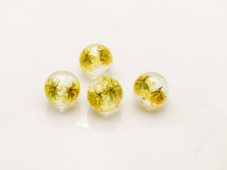 Flowers in Epoxy Resin, Preserving fresh flowers in resin means preparing the flowers first by...