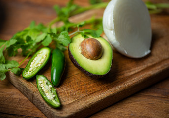 chile verde aguacate cebolla cilantro ingredientes de salsa picante mexicana guacamole