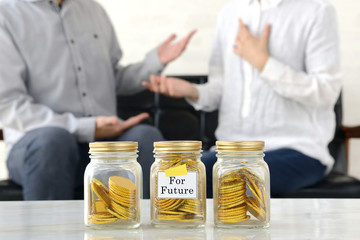 将来のためのお金について考える夫婦