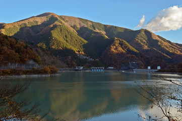 秋の奥多摩湖