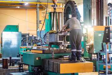 The milling machine sets the part on the cnc machine.
