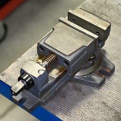 Metal vice with removable handle.