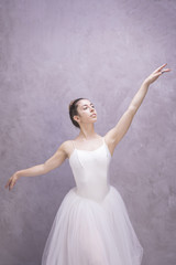 Naklejka premium Front view ballerina with stucco background