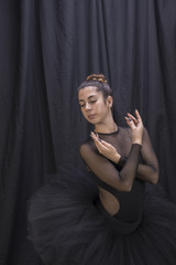 Naklejka premium Medium shot ballerina with curtain background
