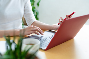 スマホとPCを使う女性