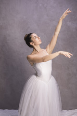 Fototapeta premium Średni strzał baletnica odwracająca wzrok