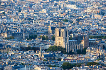 Notre Dame de Paris en vue aérienne, soleil couchant