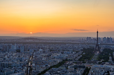Coucher de soleil sur Paris avec tour Eiffel en silhouette