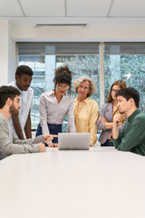 Start-Up Business Team beim Brainstorming