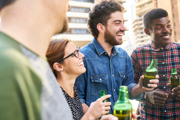 Gruppe Freunde feiern eine Party zusammen