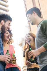 Studenten als Freunde haben Spaß auf einer Party
