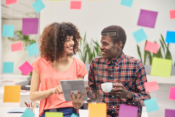 Kreatives Freelancer Team mit Tablet Computer