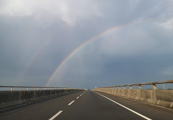 In viaggio in autostrada con arcobaleno