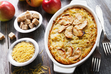 Noodles casserole with apples