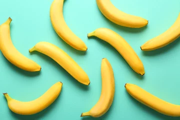 Viele süße reife Bananen auf farbigem Hintergrund © Pixel-Shot
