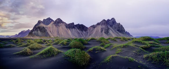 Sanddünen auf dem Stokksnes an der südöstlichen isländischen Küste mit Vestrahorn (Batman Mountain). Island, Europa. © Lukas Gojda
