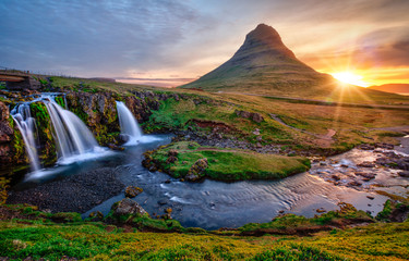 Beau paysage avec lever de soleil sur la cascade Kirkjufellsfoss et la montagne Kirkjufell, Islande, Europe.