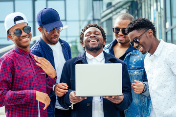 Obraz premium friends studying and networking, sitting together working laptop on outdoor stairs