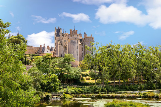 Montreuil-Bellay. Le ch&acirc;teau et rivi&egrave;re le Thouet. Maine-et-Loire. Pays de Loire	
