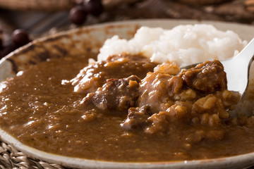 じっくりとことこと煮込んだ、牛ばら肉のカレーのアップ