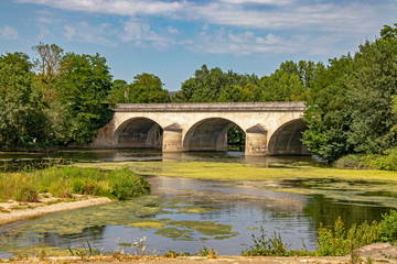 Fototapeta na wymiar Montreuil-Bellay. Pont sur la rivière le Thouet. Maine-et-Loire. Pays de Loire 
