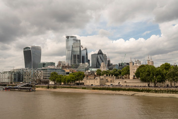 Fototapeta na wymiar Vista de la Torre de Londres desde el río, Inglaterra