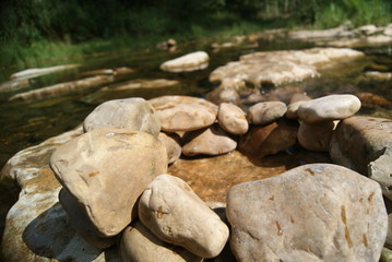 Círculo mágico de piedras en el río 