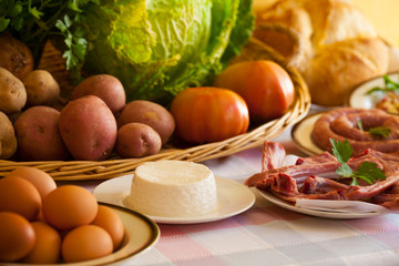 Queso, carne de cordero, butifarra, patatas, tomates y huevos