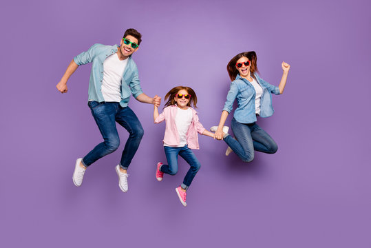 Full length photo of mom dad and foxy little lady ready for summer holidays wear casual clothes isolated purple background