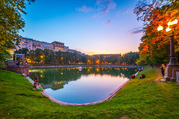 Fototapeta premium Patriarch Ponds on sunset in downtown Presnensky District of Moscow