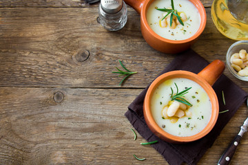 Obraz na płótnie Canvas Cauliflower and white bean soup