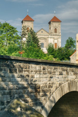 widok ana Bardo z kościołem i kamiennym mostem na Nysie Kłodzkiej © Jarek Witkowski