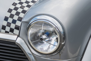 自動車のヘッドライト　Headlight of the car