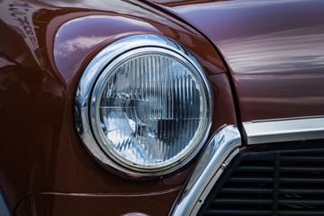 自動車のヘッドライト　Headlight of the car