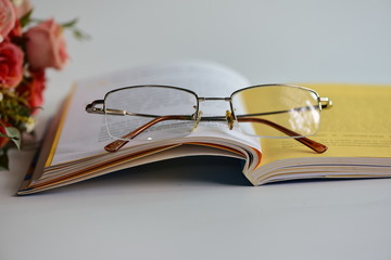 Reading glasses/Glasses for presbyopia people to read books.