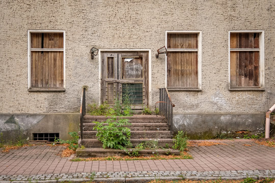 Verfallenes Haus mit &uuml;berwucherter Treppe in Buckow (M&auml;rkische Schweiz)