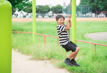 Obraz premium 公園で遊ぶ男の子