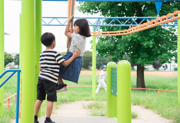 Obraz premium アスレチックで遊ぶ子供