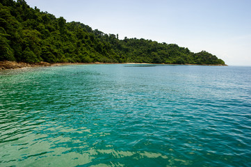 The sea and mountains are beautiful in the abundant nature.