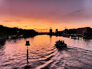 Ein sehr schöner Sonnenuntergang am Wasser in Berlin.