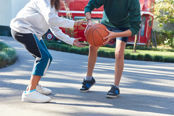 Naklejka premium Kinder spielen Basketball im Ferienlager