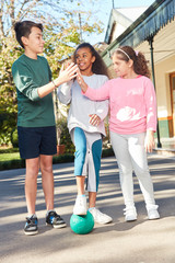 Drei Kinder geben sich ein High Five