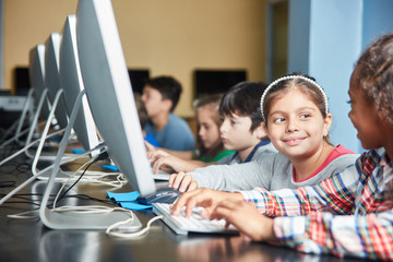 Gruppe Schüler beim E-Learning am PC