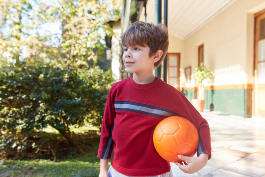 Junge freut sich auf ein Fu&szlig;ballspiel