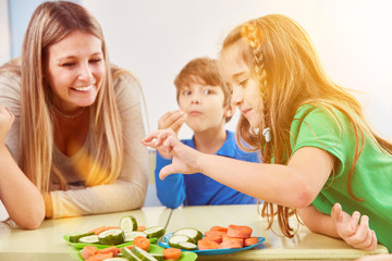 Obraz na płótnie Canvas Kinder essen Gemüse als Snack in Pause der Schule