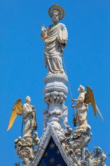 Fototapeta premium Sculpture of St. Mark on St. Marks Basilica in Venice