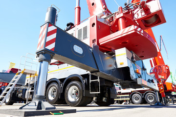 Hydraulic support of auto crane
